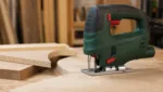 Mit der Stichsaege Holz bearbeiten: So gelingt dein Zuschnitt praezise und sauber