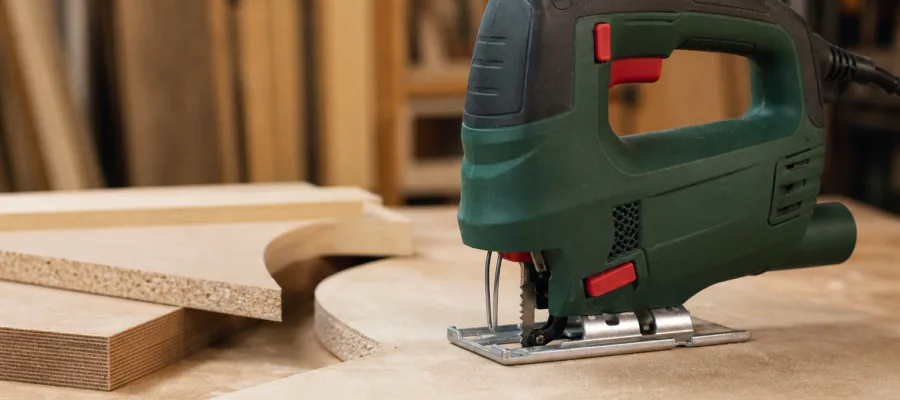 Mit der Stichsaege Holz bearbeiten: So gelingt dein Zuschnitt praezise und sauber